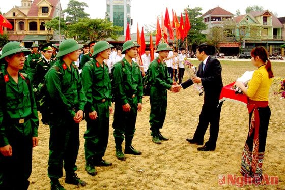 Lãnh đạo huyên trao quà cho các Tân Binh