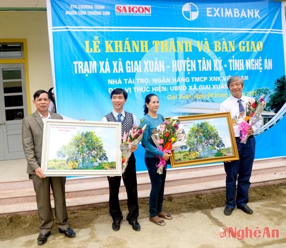 UBND xã tặng hoa và tranh cho nhà tài trợ