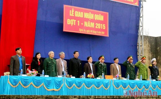 Đoàn chủ tịch chủ trì lễ giao quân