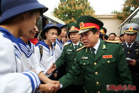Lãnh đạo Bộ chỉ huy Quân sự tỉnh và TX Cửa Lò chúc mừng , động viên tân binh nhập ngũ