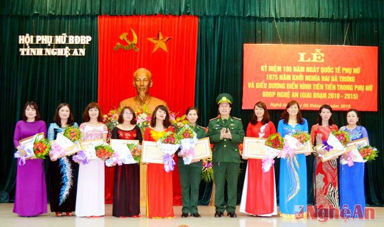 Đại tá Nguyễn Văn Túy, Bí thư Đảng ủy, Chính ủy BĐBP tỉnh tặng thưởng cho các điển hình tiên tiến