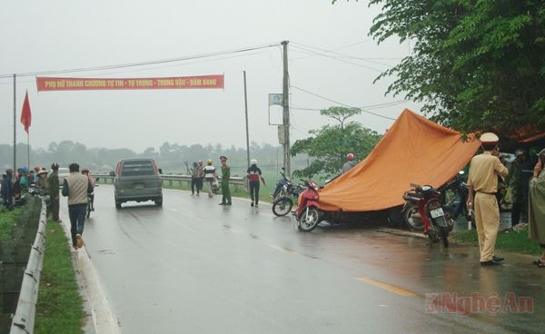 Công an có mặt tại hiện trường để giải quyết vụ việc.