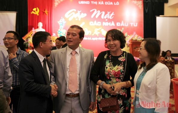 Lãnh đạo thị xã thăm hỏi,  lắng nghe, tiếp thu các đề xuất của các nhà đầu tư.