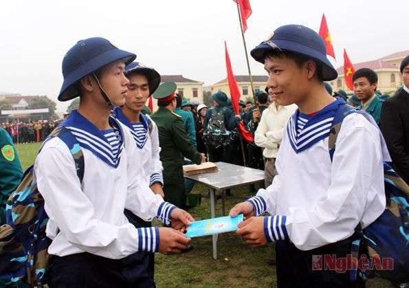 Đồng đội mới trong ngày giao quân. Ảnh: Đ.T