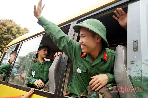 Chiến sỹ mới tạm biệt Thành phố Vinh lên đường nhập ngũ.  Ảnh: Phan Minh Tuấn