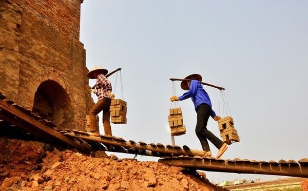 Tại nhiều lò gạch, công việc đòi hỏi hàng trăm người lao động. Nhưng phần lớn lao động là những người phụ nữ nghèo ... 