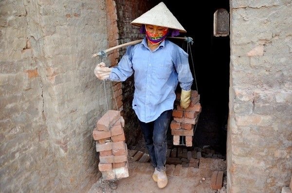 Gạch ra lò và chuyển đi bằng chính đôi tay và đôi vai gầy của các chị phụ nữ.