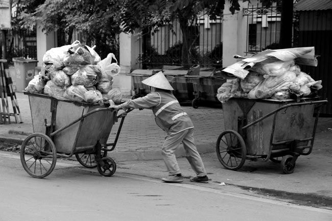 Dù được bảo hộ, nhưng công việc của các chị lao công cũng nặng nhọc hơn các ngành nghề khác rất nhiều.