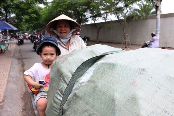 Người phụ nữ Sài Gòn đã sống hết nửa cuộc đời bằng việc nhặt ve chai, tuổi xế chiều còn bận trông thêm cháu nhỏ.