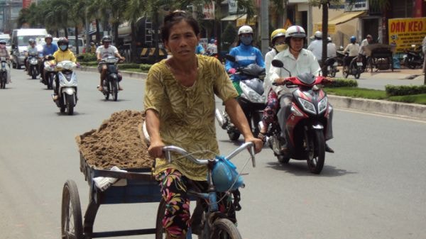 Vì mưu sinh, họ làm nhiều công việc vốn chỉ dành cho phái mạnh.