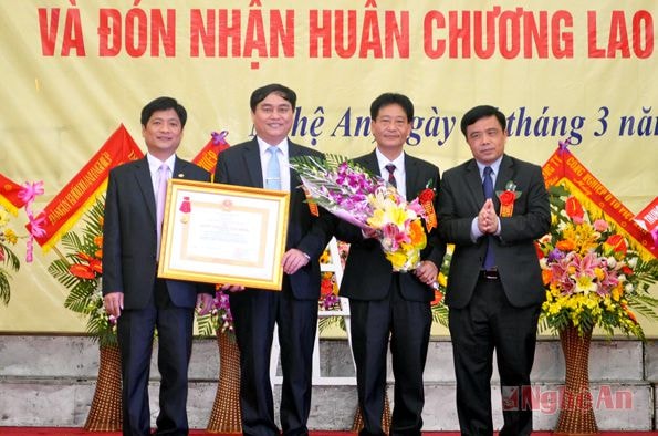 Được sự ủy quyền đồng chí Huỳnh Thanh Điền – Phó chủ tịch UBND tỉnh đã trao tặng Huân chương lao động Hạng Nhì  cho Công ty.