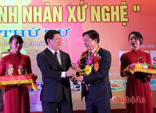 Đồng chí Hồ Đức Phớc - Bí thư Tỉnh ủy trao Cúp vàng cho doanh nhân xuất sắc