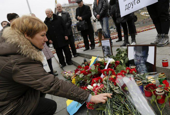 Người dân Nga đặt hoa tại nơi Boris Nemtsov bị ám hại. Nguồn: AFP