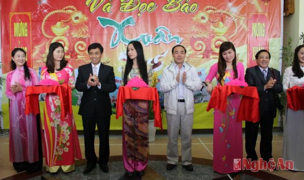 Các đại biểu cắt băng khai mạc ngày hội