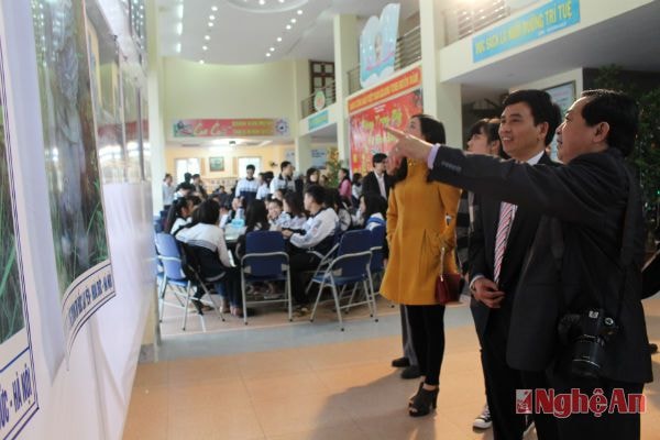 Các đại biểu tham quan phòng trưng bày tranh linh vật Việt
