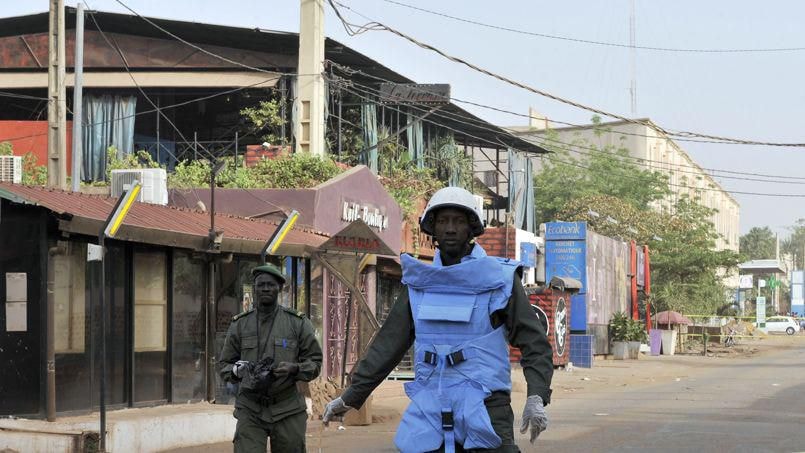 Cảnh sát phong tỏa hiện trường nơi xảy ra vụ xả súng ở Thủ đô Bamako, Mali.  Ảnh: AFP/Habibou Kouyate