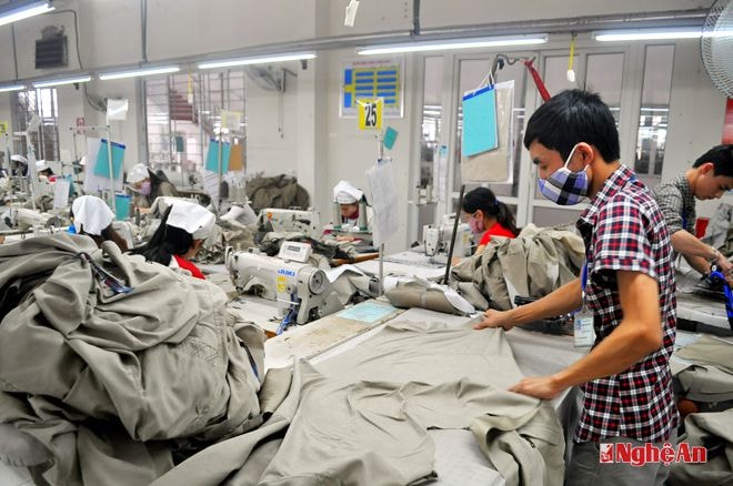 Sản xuất tại Công ty CP may Minh Anh - Kim Liên (Nam Đàn).Ảnh: nguyễn hải