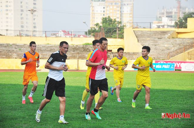 HLV Ngô Quang Trường (thứ 2, trái sang) cùng tham gia rèn luyện thể lực  với các cầu thủ.Ảnh: Đức Dũng