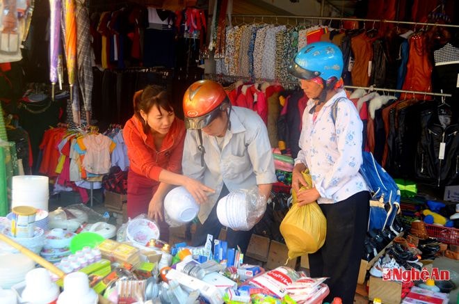 Một gian hàng tại chợ Mường Xén (Kỳ Sơn).