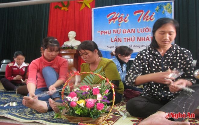 Những bàng tay thoăn thoát thể hiện trong hội thi đan lưới