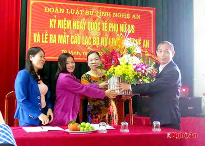 Họp mặt kỷ niệm Ngày Quốc tế Phụ nữ 8-3 và ra mắt Câu lạc bộ nữ Luật sư Nghệ An.