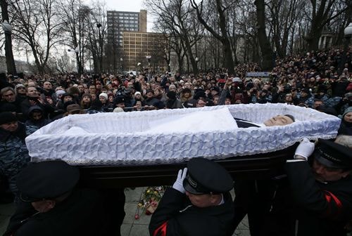 Quan tài ông Boris Nemtsov được đưa đi tới nghĩa trang. 