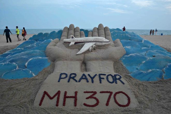  Khẩu hiệu 'Pray For MH370' trở thành câu khẩu hiệu phổ biến nhất trong thời điểm đó, cũng chính là những hy vọng cho phép màu của các thân nhân nạn nhân. 