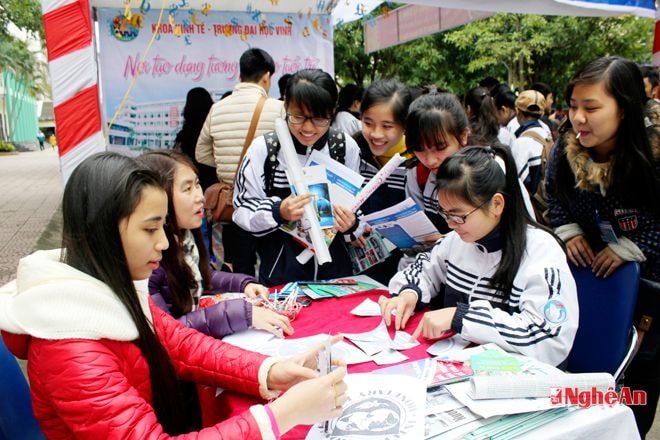 Học sinh lớp 12 ở Thành phố Vinh dự Ngày hội tư vấn tuyển sinh năm 2015 tại Đại học Vinh.  Ảnh: Doãn Hòa