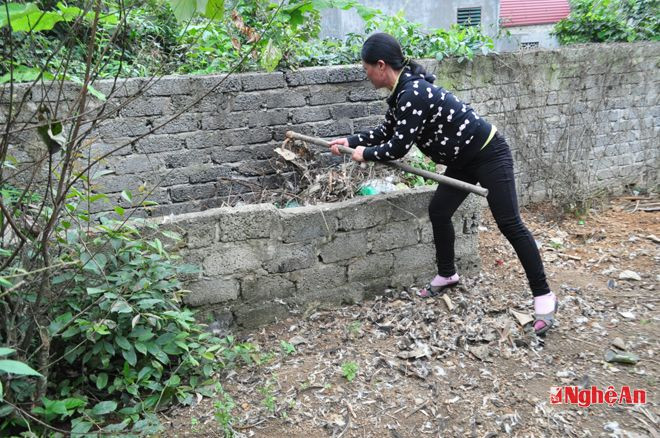 Nhiều hộ dân ở Yên Thành xây dựng hố rác tại gia đề phân loại và xử lý.