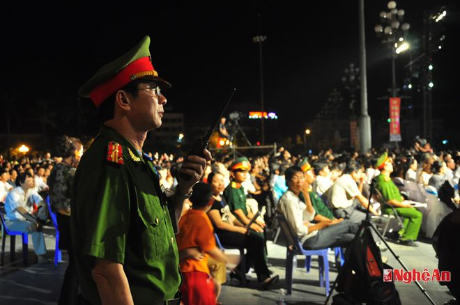 Công an TP. Vinh thực thi công tác an ninh lễ hội tại Quảng trường Hồ Chí Minh.  Ảnh: Trần Hải