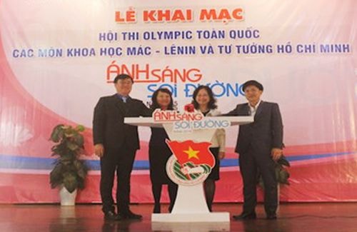 Các đại biểu ấn nút khai mạc hội thi 