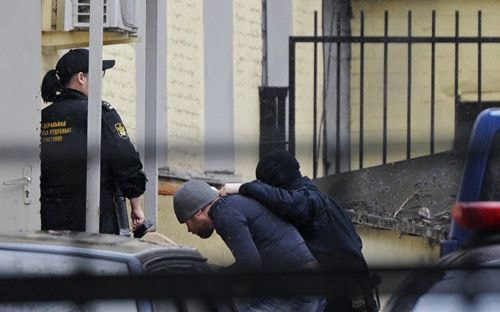 Một trong số những nghi phạm sát hại ông Nemtsov bị áp giải đến tòa án quận Basmanny ở Moscow (Ảnh: Sputnik)