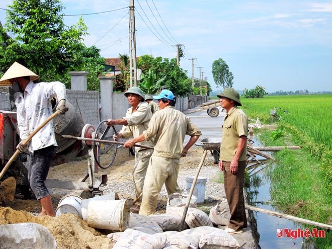 Làm đường giao thông nông thôn ở xã Quỳnh Đôi (Quỳnh Lưu).