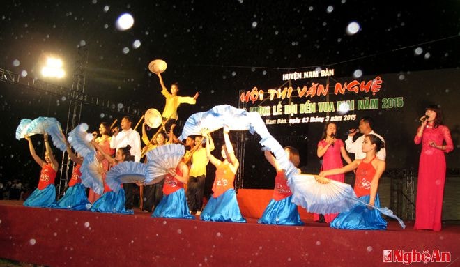 Tiết mục văn nghệ dự thi trong Lễ hội Vua Mai (Nam Đàn).Ảnh: cảnh nam