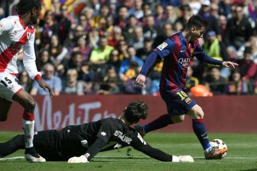 Messi rực sáng với một cú hat-trick giúp Barca vươn lên ngôi đầu  La Liga. Ảnh: Internet