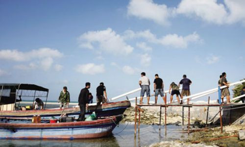 Trung Quốc đưa vật tư lên đảo Cây để xây dựng một khu định cư, tháng 11/2014. Ảnh: Xinhua.
