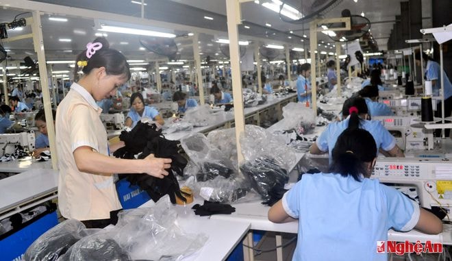 Sản xuất hàng xuất khẩu tại khu dệt may Nam Giang.