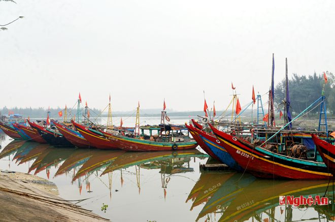 Tàu thuyền neo đậu ở Lạch Vạn (Diễn Châu)