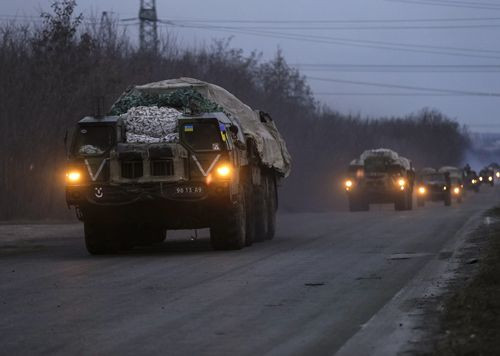 Các hệ thống bệ phóng tên lửa đa nòng của quân đội Ukraine di chuyển gần Kramatorsk, miền đông Ukraine hôm 6/3. Ảnh: Reuters.