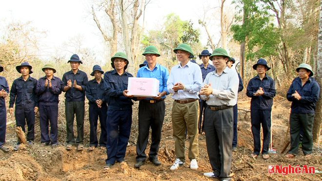 Thiếu tướng Trần Tiến Dũng, Phó Chính ủy Quân khu, Trưởng Ban chỉ đạo 1237 Quân khu tặng quà, động viên cán bộ, nhân viên Đội 192 (Bộ CHQS Thừa Thiên Huế đang làm nhiệm vụ quy tập tại tỉnh Xa La Van - Lào).
