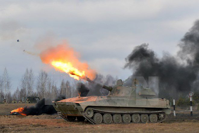Xe tăng Ukraine khai hỏa trong cuộc tập trận chiến thuật tại vùng Zhytomyr, cách thủ đô Kiev khoảng 150km. Nguồn: AFP/TTXVN