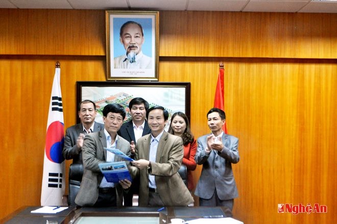 Trường CĐN - KTCN Việt Hàn ký kết phối hợp tuyên truyền với Báo Nghệ An