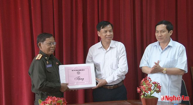 Ban chỉ đạo 1237 Quân khu 4 tặng quà cho Ban công tác đặc biệt tỉnh Xa Lao Van – Lào.