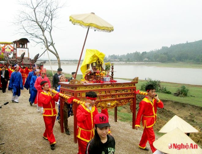 Lễ rước bằng công nhận từ Sân vận động lên Đền Rậm