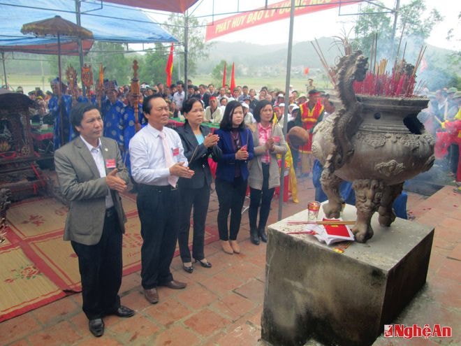 Các đại biểu dâng hương tại Đền Rậm