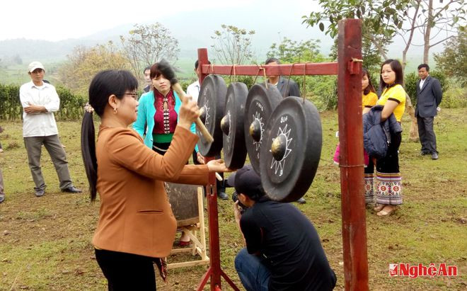 Màn hòa tấu chiêng - trống làm nhạc nền cho điệu nhảy Xăng Khan