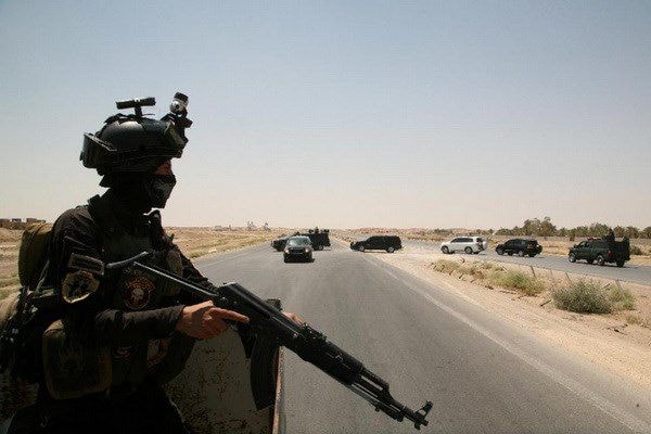 Thành viên lực lượng an ninh Iraq tuần tra đường cao tốc gần Ramadi. Nguồn: AFP