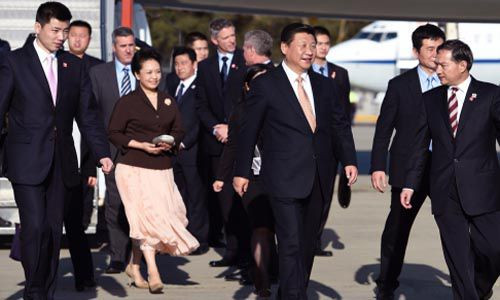 Chủ tịch Trung Quốc và phu nhân Bành Lệ Viện cùng vệ sĩ chuẩn bị  bay từ Sydney tới New Zealand. Ảnh: AFP.