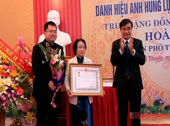 Đồng chí Trần Hữu Lam - Phó chủ tịch UBND huyện Nghi Lộc trao danh hiệu Anh hùng LLVT nhân dân cho gia đình thiếu tướng Hoàng Đan.