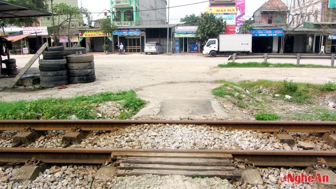 Đường ngang dân sinh qua đường sắt người dân tự mở ở xóm 15, xã Nghi Kim (TP. Vinh).